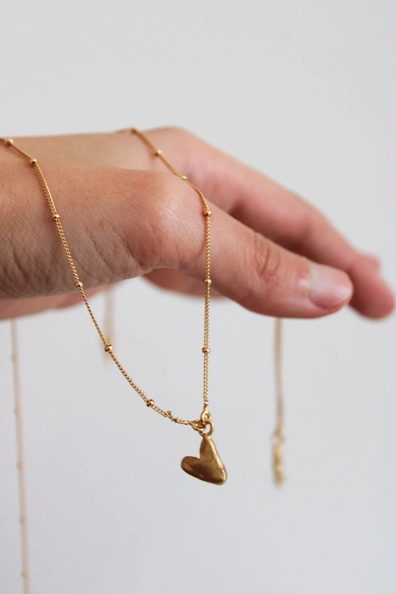 Coração nas Mãos v1 Necklace