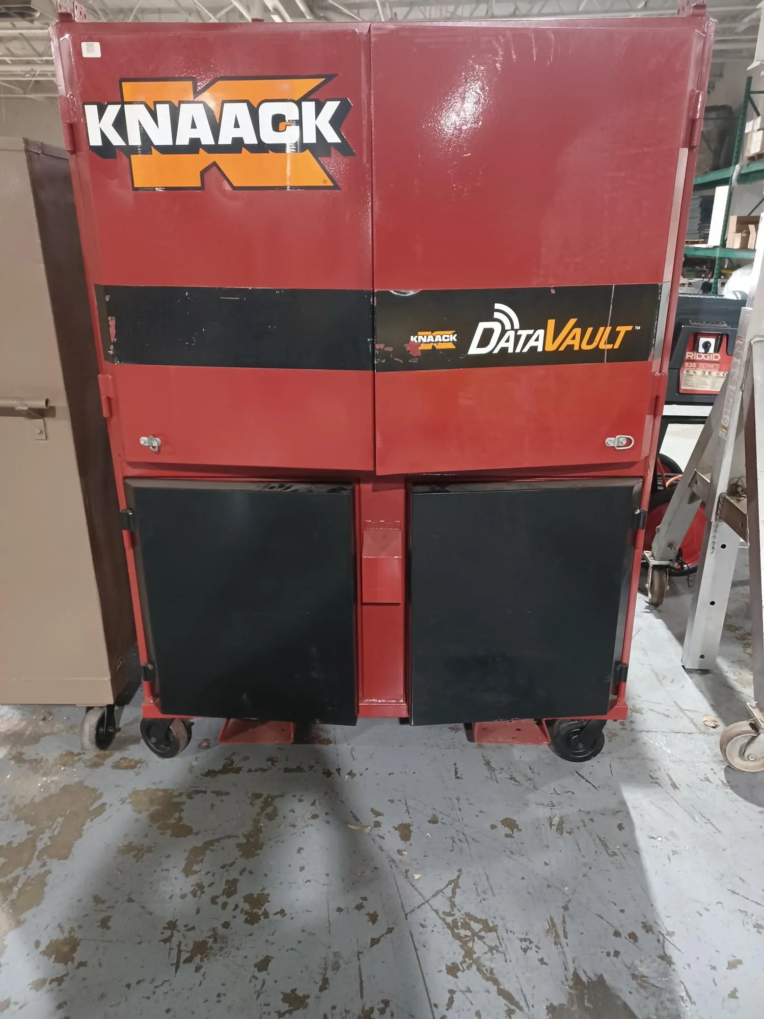 Knaack 118-01 Data Vault Mobile Station Bare with Casters - Reconditioned
